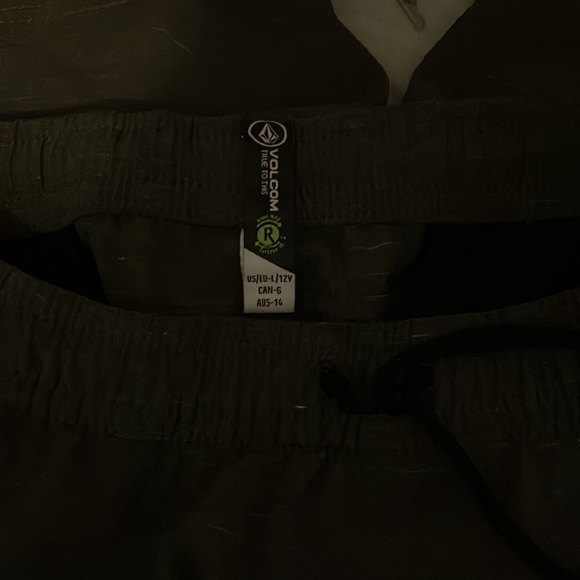 Boys size 12 youth volcom shorts - Picture 3 of 4